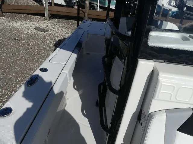 Slide: The Image of Robalo 266 Cayman SD 2026 - 16