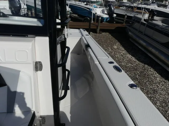 Slide: The Image of Robalo 266 Cayman SD 2026 - 17