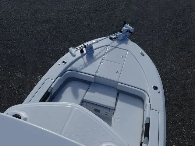 Slide: The Image of Robalo 266 Cayman SD 2026 - 21