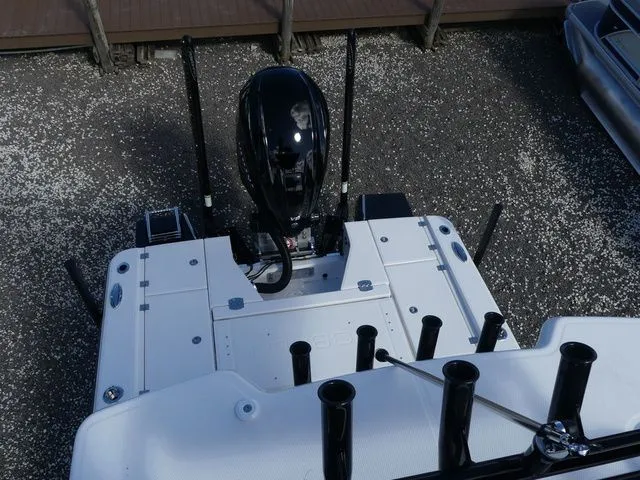 Slide: The Image of Robalo 266 Cayman SD 2026 - 22