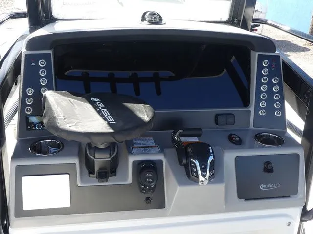 Slide: The Image of Robalo 266 Cayman SD 2026 - 24