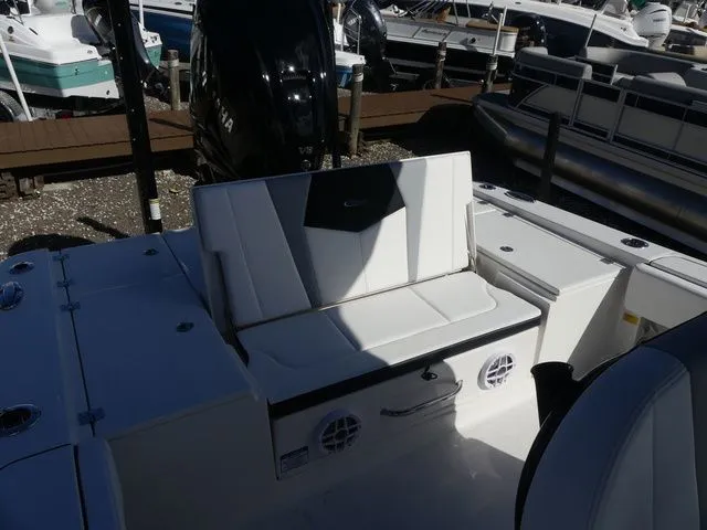 Slide: The Image of Robalo 266 Cayman SD 2026 - 28