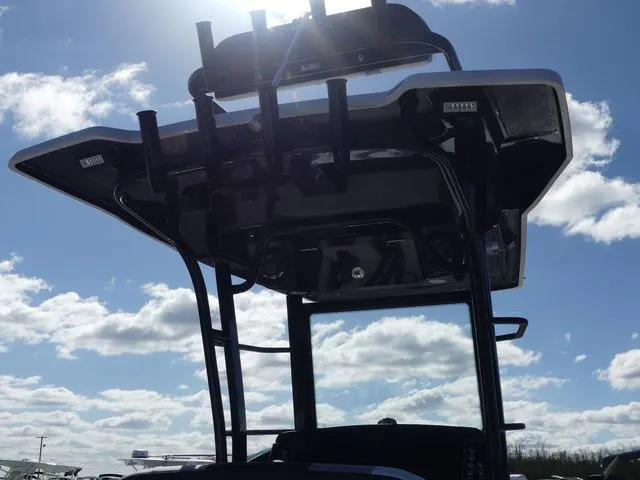 Slide: The Image of Robalo 266 Cayman SD 2026 - 30