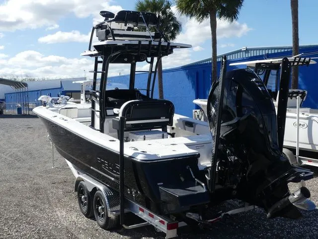 Slide: The Image of Robalo 266 Cayman SD 2026 - 6