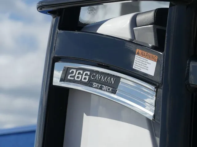 Slide: The Image of Robalo 266 Cayman SD 2026 - 8