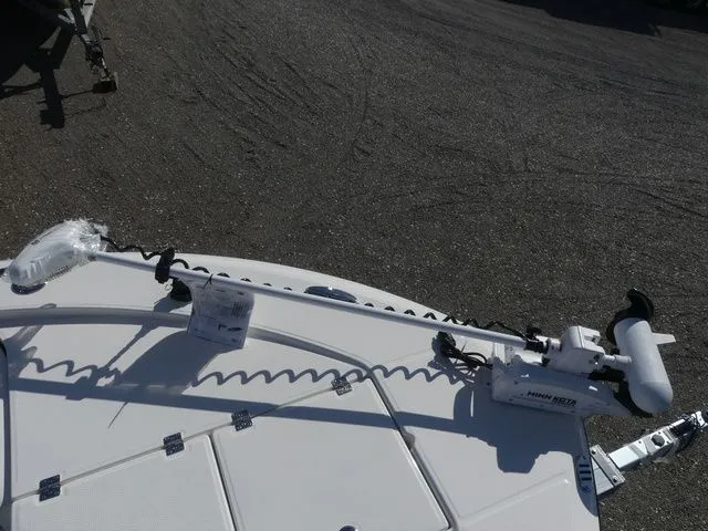 Slide: The Image of Robalo 266 Cayman SkyDeck 2026 - 13