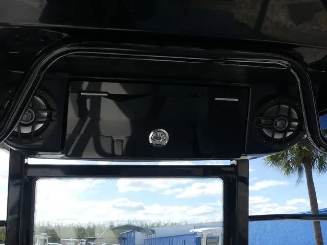 Slide: The Image of Robalo 266 Cayman SkyDeck 2026 - 25