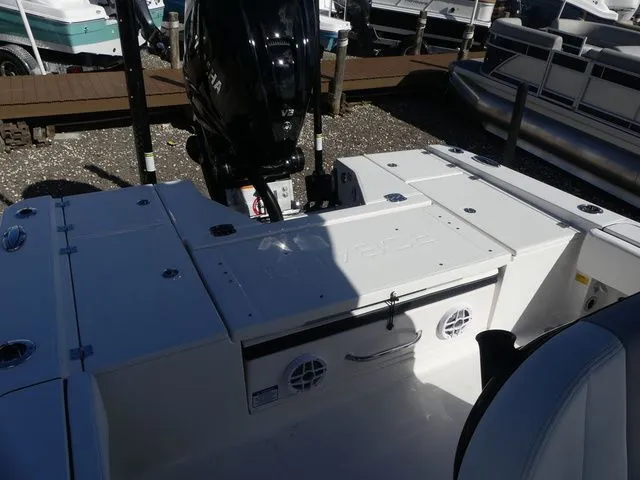 Slide: The Image of Robalo 266 Cayman SkyDeck 2026 - 27