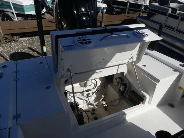 Slide: The Image of Robalo 266 Cayman SkyDeck 2026 - 29