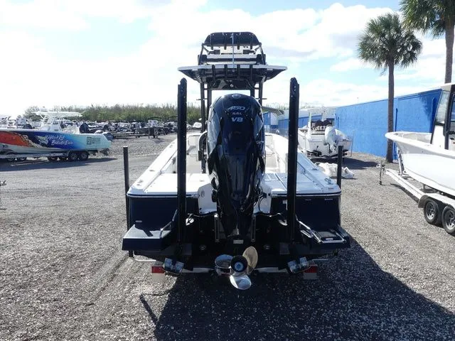 Slide: The Image of Robalo 266 Cayman SkyDeck 2026 - 5