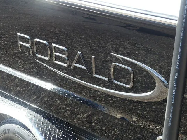 Slide: The Image of Robalo 266 Cayman SkyDeck 2026 - 7