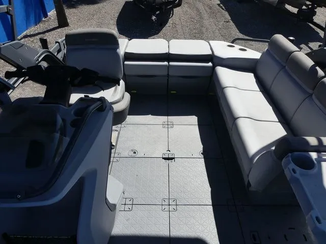 Slide: The Image of Sea-Doo Switch Cruise 18 2023 - 10