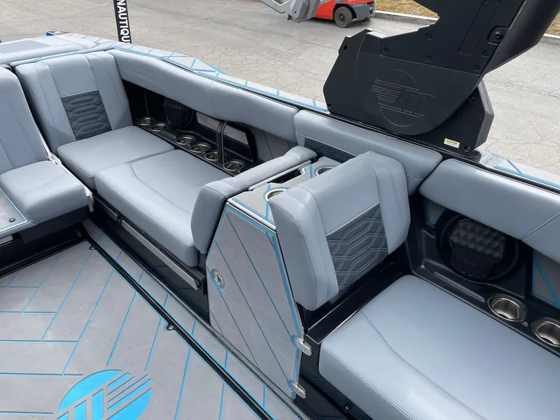 Slide: The Image of Malibu 26 LSV 2024 - 10