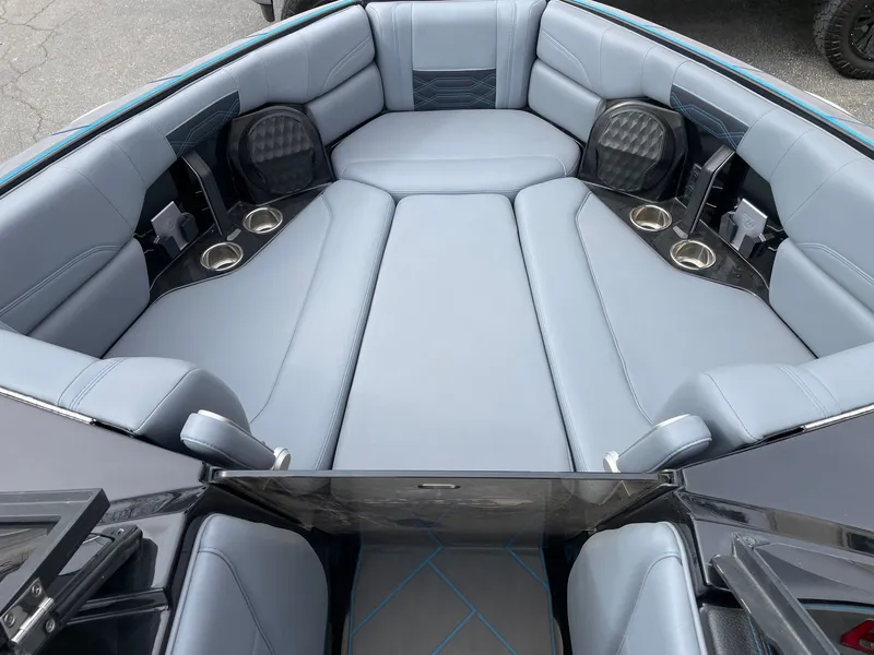 Slide: The Image of Malibu 26 LSV 2024 - 12