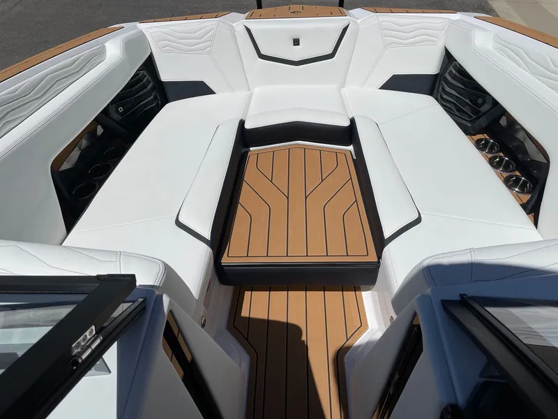 Slide: The Image of Nautique G25 2025 - 11