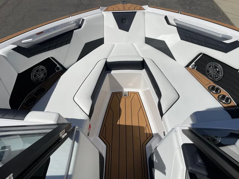 Slide: The Image of Nautique Super Air Nautique S23 2026 - 11