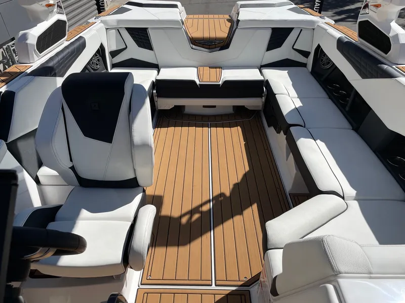 Slide: The Image of Nautique Super Air Nautique S23 2026 - 12