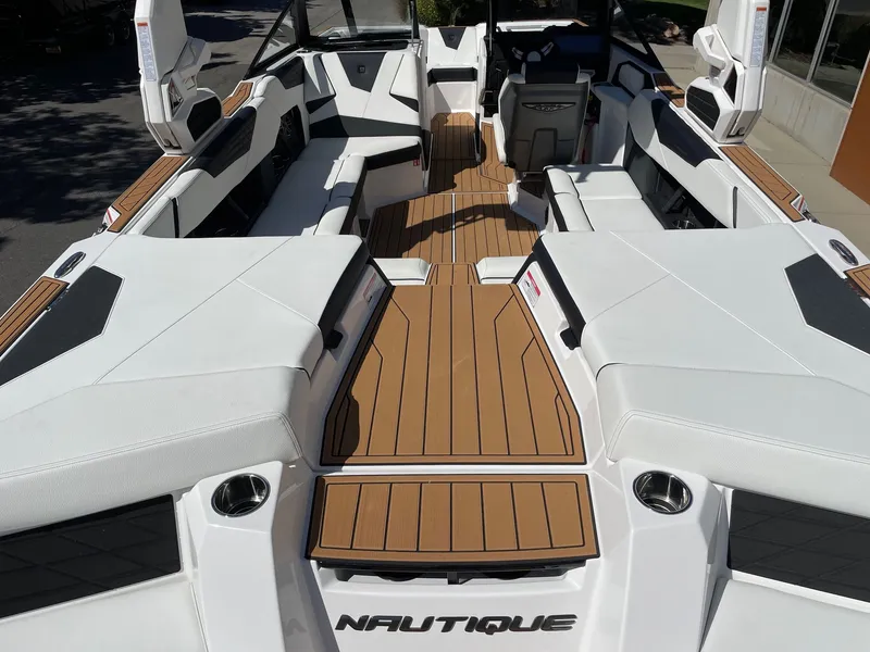Slide: The Image of Nautique Super Air Nautique S23 2026 - 4