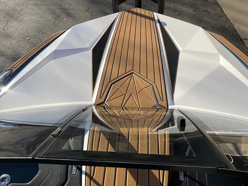 Slide: The Image of Nautique Ski Nautique 2023 - 10