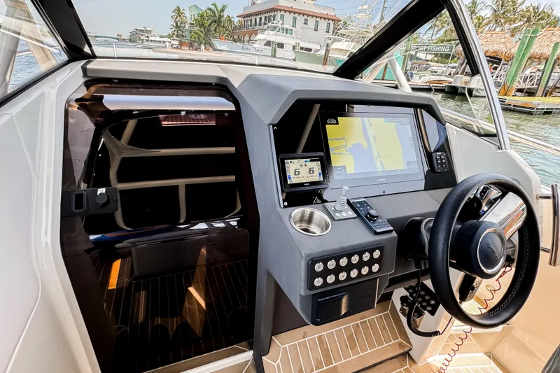 Slide: The Image of The 2024 Windy SR28 CC cockpit features a modern helm with navigation system. - 9