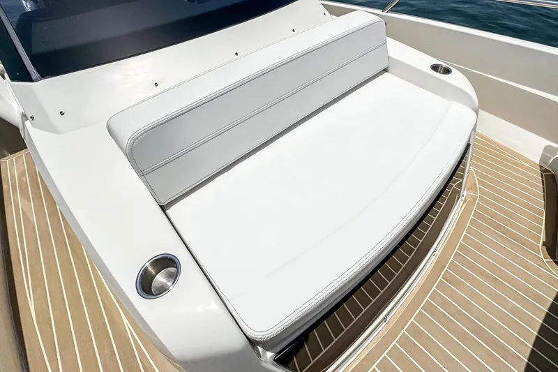 Slide: The Image of The 2024 Windy SR28 CC features a sleek white bench seat on a well-maintained deck. - 15