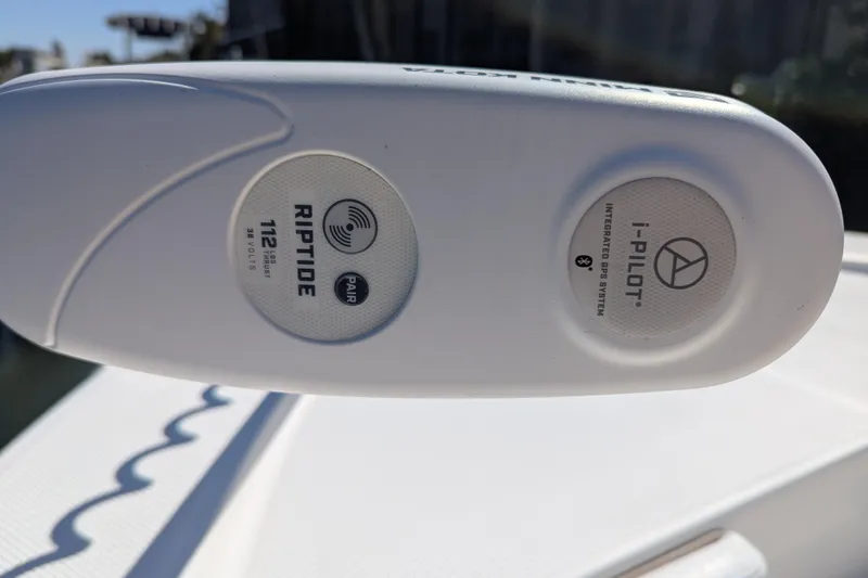 Slide: The Image of Robalo 226 Cayman 2021 boat with Riptide i-Pilot GPS system. - 9