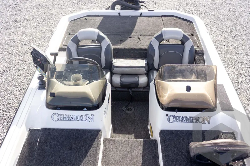 Slide: The Image of Champion 193 CX boat interior, dual seats, steering console, 2000 model. - 22