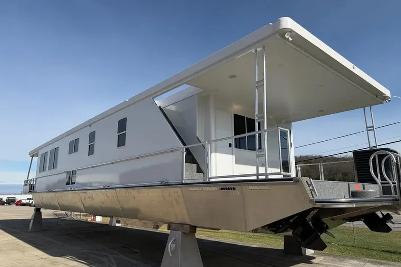 The Image of 2026 Sumerset Voyager houseboat on display, showcasing modern design and sleek structure. - 0