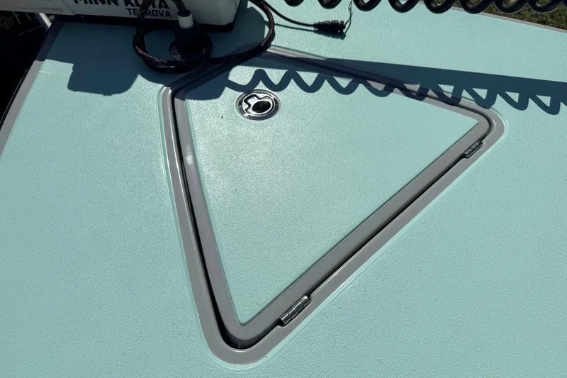 Slide: The Image of 2022 Chittum Skiffs Islamorada 21 deck with hatch and Minn Kota motor. - 12