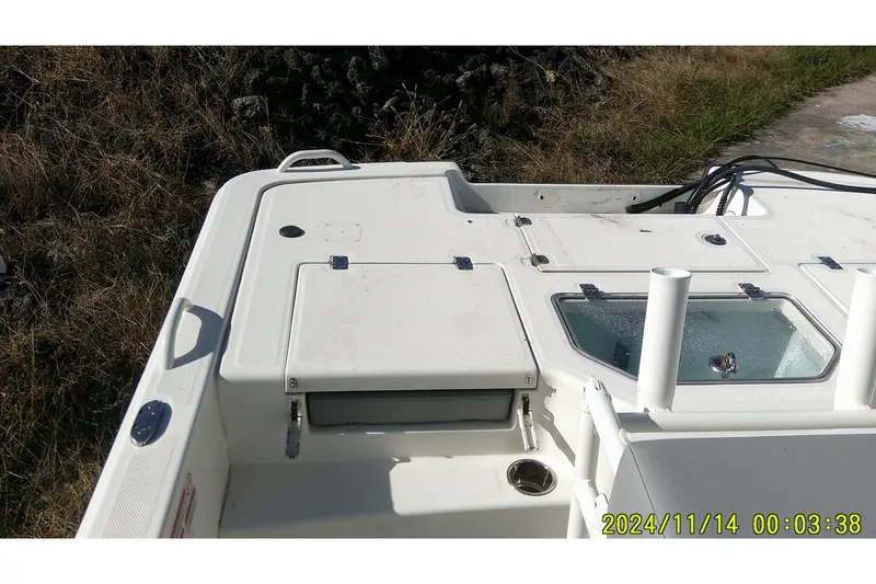 Slide: The Image of 2024 Mako Pro Skiff 19 CC boat deck with storage compartments and livewell. - 26