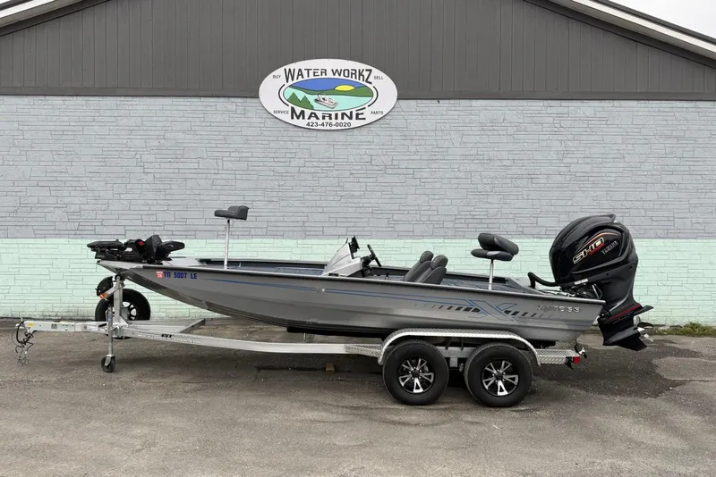 The Image of 2026 Xpress X19 Pro boat on trailer, parked outside Water Workz Marine. - 1