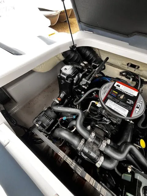 Slide: The Image of Engine compartment of a 2015 Four Winns Horizon 180 boat. - 4
