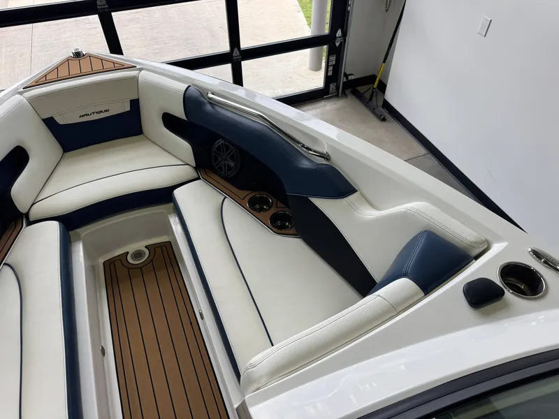Slide: The Image of Nautique Super Air Nautique 230 2019 - 18