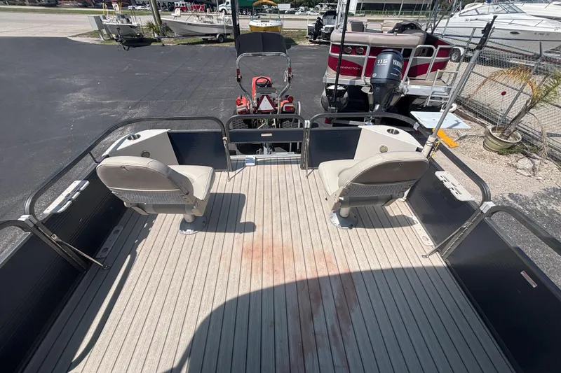 Slide: The Image of 2015 Manitou 20 Oasis Angler pontoon boat with seating and fishing setup. - 16