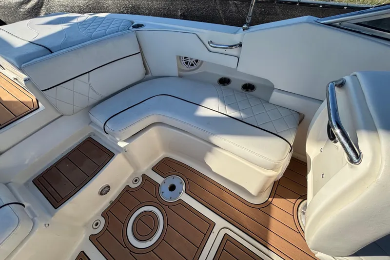 Slide: The Image of 2007 Sea Ray SLX 250 boat interior with white seating and round table. - 17