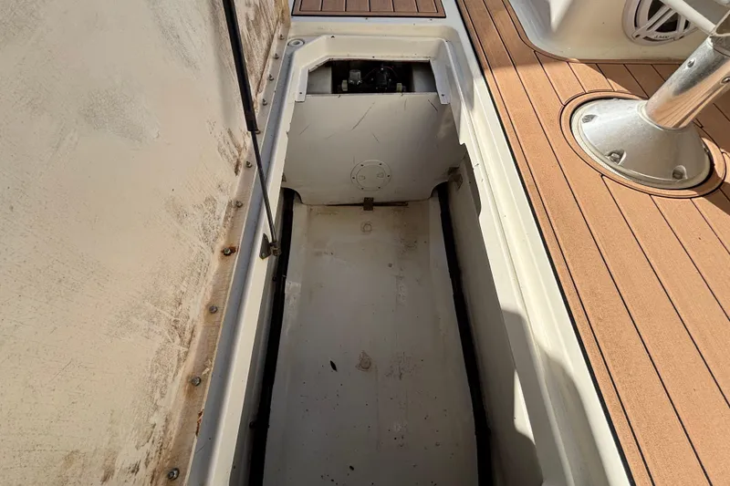 Slide: The Image of 2007 Sea Ray SLX 250 boat interior with wood deck and seating. - 21