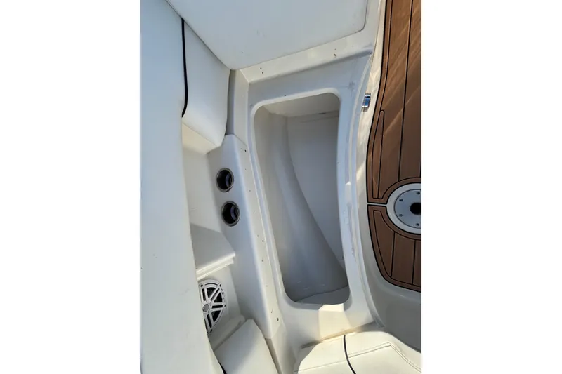 Slide: The Image of Steering wheel and dashboard of 2007 Sea Ray SLX 250 boat. - 35