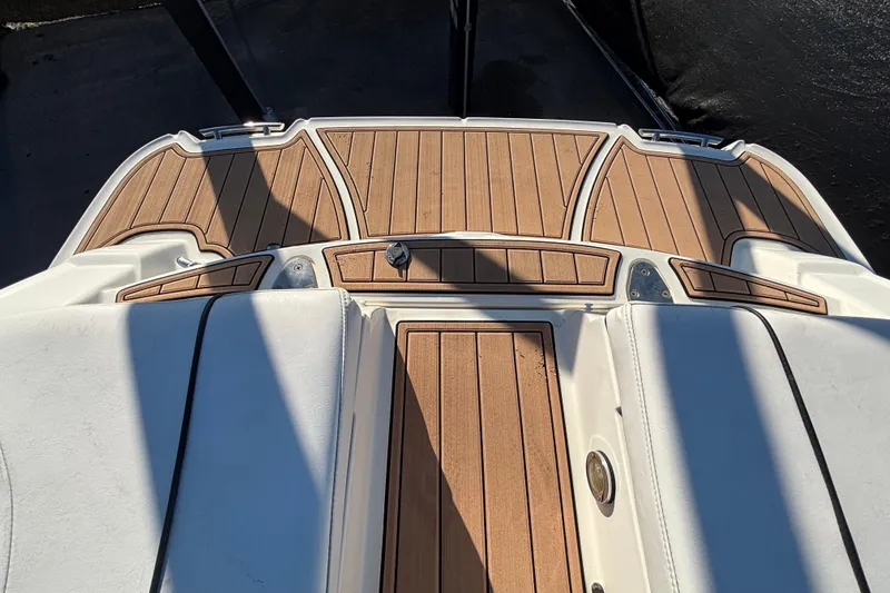 Slide: The Image of 2007 Sea Ray SLX 250 boat on display under clear blue sky. - 9