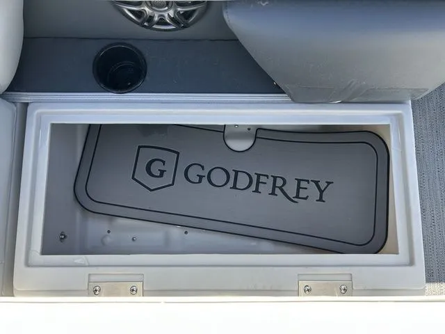 Slide: The Image of Godfrey Sweetwater 2286 FS 27" iMPACT Center Tube Package 2026 - 24