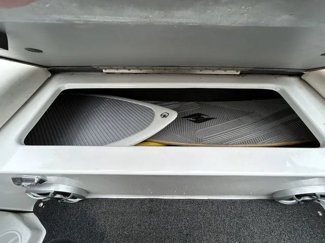 Slide: The Image of Tigé R20 2011 - 17