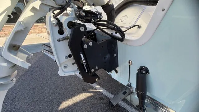 Slide: The Image of Sea Pro 250 DLX W/300HP 2025 - 16