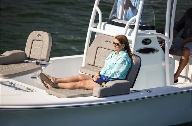 Slide: The Image of Sea Pro 250 DLX W/300HP 2025 - 29