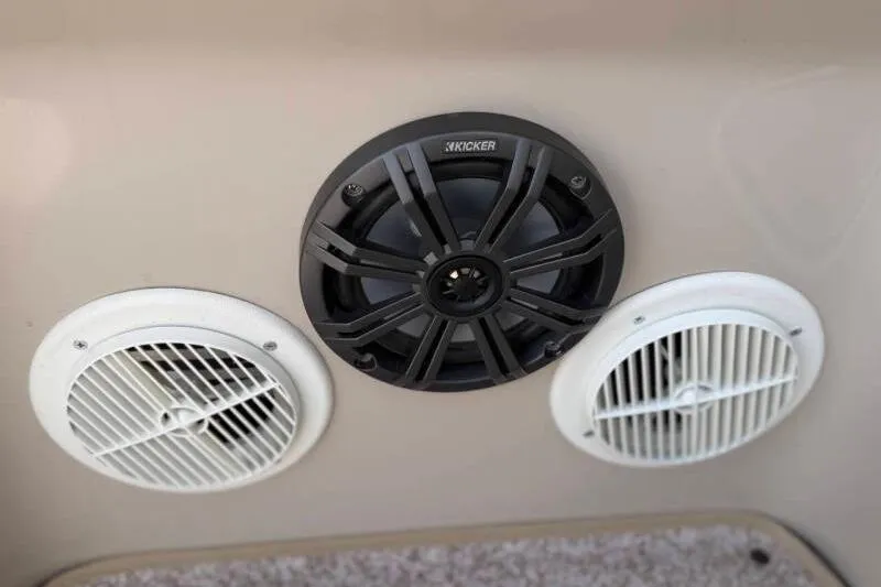 Slide: The Image of Speakers on a 2013 SunChaser PONTOON 22 boat, featuring a central Kicker speaker. - 9