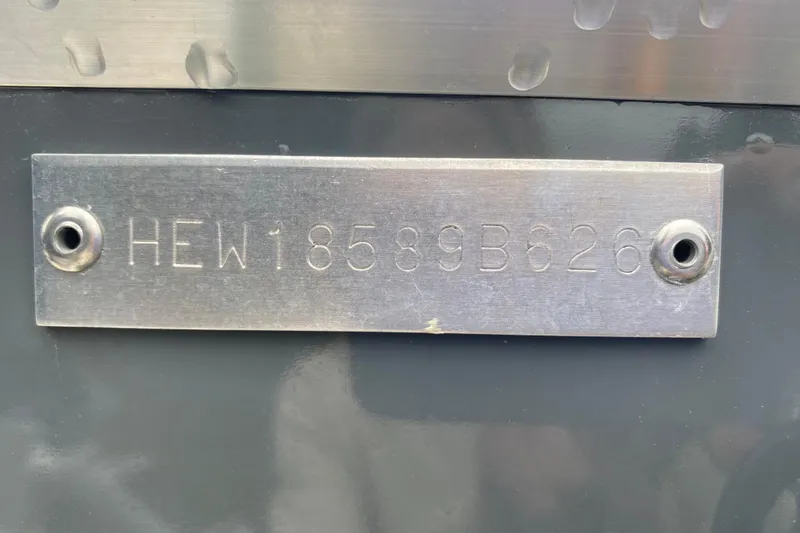 Slide: The Image of Hewescraft 200 ProV Hard Top 2026, metal identification plate with serial number HEW18589B626. - 8