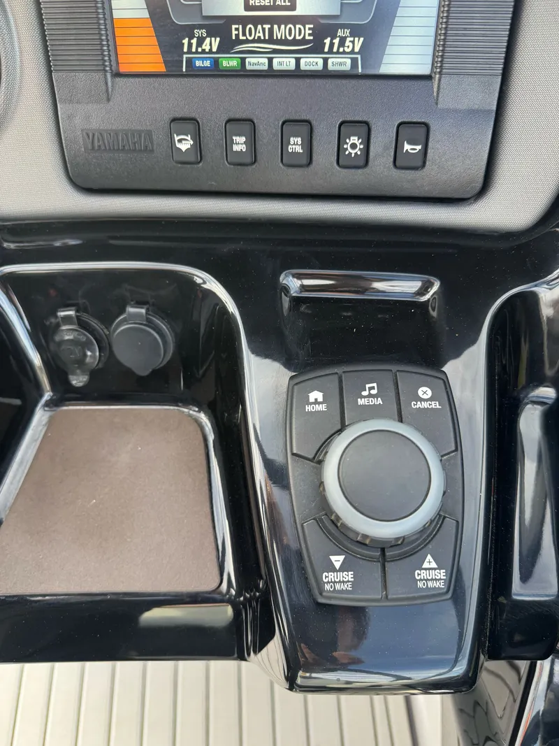 Slide: The Image of Yamaha 242 Limited S 2017 - 24