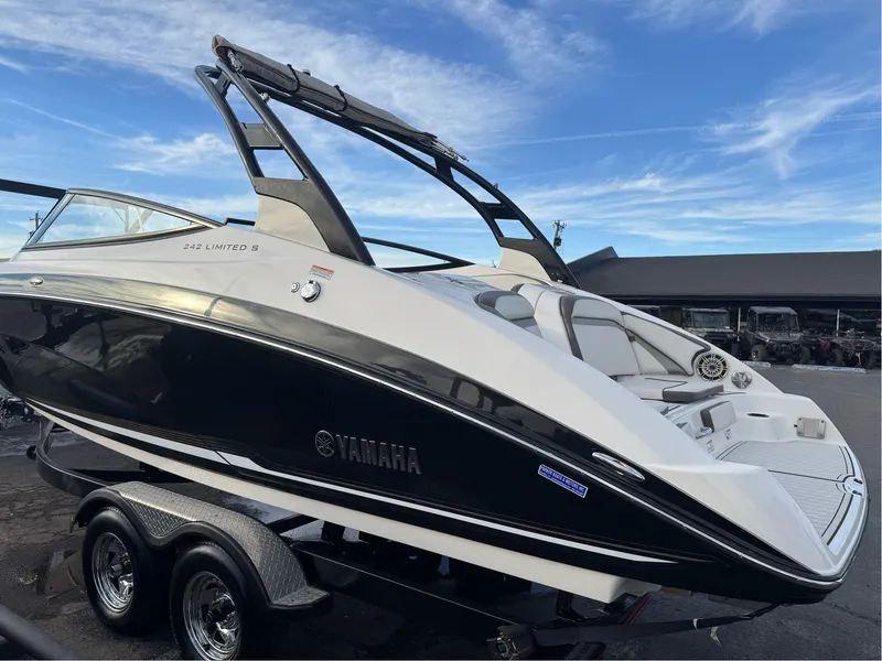 Slide: The Image of Yamaha 242 Limited S 2017 - 3