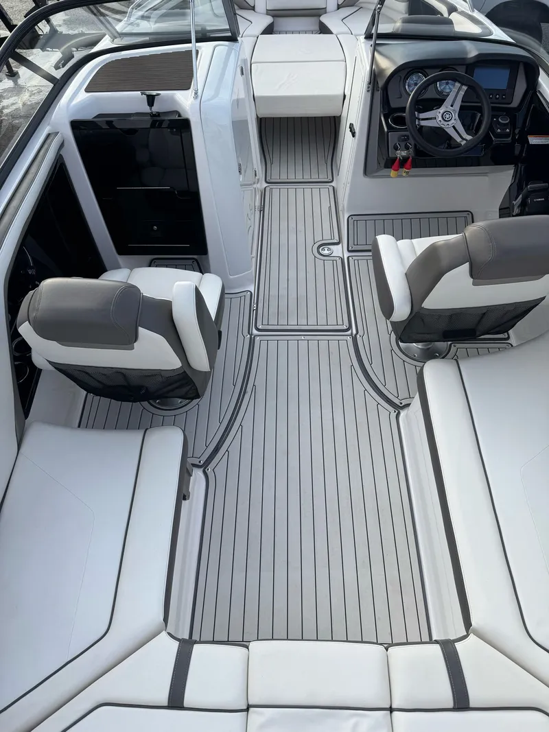 Slide: The Image of Yamaha 242 Limited S 2017 - 6