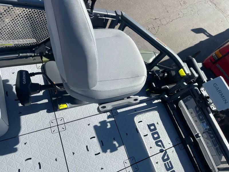 Slide: The Image of Sea-Doo SWITCH FISH 18FT 230 2026 - 13