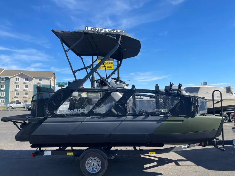 Slide: The Image of Sea-Doo SWITCH FISH 18FT 230 2026 - 3