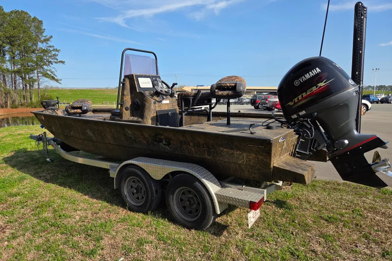 Slide: The Image of 2019 G3 Bay 20 DLX Camo boat with Yamaha engine on trailer, parked outdoors. - 5